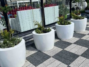 Белые уличные кашпо с растениями