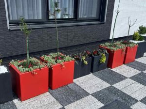 Разноцветные уличные кашпо