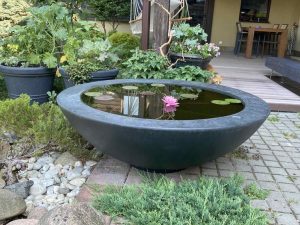 Кашпо с искусственным прудом